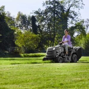 ALPINA AT4 84 HA Tracteur de pelouse 414cc avec entraînement hydrostatique, plateau de 84cm, collecteur 200L, kit mulching inclus.-Alpina